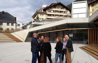 Bauherrenpreis 2014 – Die Juryreise – Vor dem Dorfzentrum Ischgl (parc Architekten)