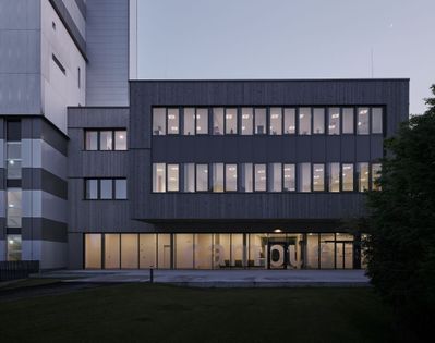 Bauherr:in: Krankenhaus der Barmherzigen Schwestern Ried Betriebsgesellschaft m.b Architektur: Delta Pods Architects ZT GmbH Landschaftsplanung: Delta Pods Architects ZT GmbH Tragwerksplanung: DI Bernhard Schmiederer