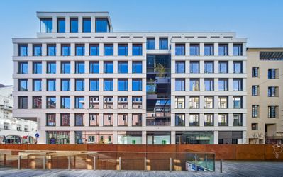Bauherr:in: Tiroler Versicherung, Vorstandsvorsitzender / Tiroler Versicherung, Vorstandsdirektorin Architektur: DIN A4 Architektur ZT GmbH Landschaftsplanung: Green4Cities GmbH Tragwerksplanung: ZSZ - Ingenieure ZT GmbH