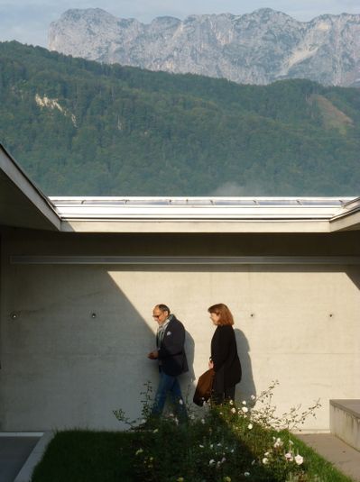 Bauherrenpreis 2014 – Die Juryreise – Im Hof des Generalats der Halleiner Aschwestern Franziskanerinnen (Architekt Heinz Tesar)