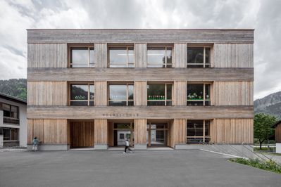Bauherr:in: Gemeinde Au Architektur: bernardo bader architekten Freiraumplanung: Vogt Landschaftsarchitekten Tragwerksplanung: Merz Kley Partner