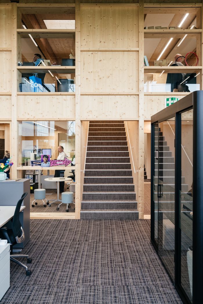 Weitergebaut – Neue Bürowelt Haberkorn, Wolfurt, Vorarlberg;  Bauherr:in: Haberkorn GmbH – Vorstand Wolfgang Baur, Projektleiterin Andrea Sutterlüty;  Architektur: NONA Architektinnen – Anja Innauer und Nora Heinzle
