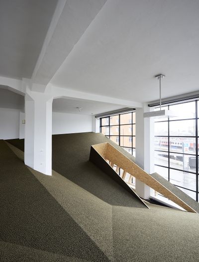 Blick in die Ausstellung „Snøhetta: Relations“ im aut mit der von Snøhetta realisierten ­„Sozialen Landschaft“