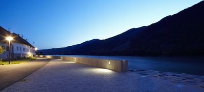 Rossatz - Arnsdorf I Wachau – Bauherrschaft: Bgm. Erich Polz, Marktgemeinde Rossatz-Arnsdorf; Architektur: Architekt Karl Langer; Freiraum: DI Georg Schumacher