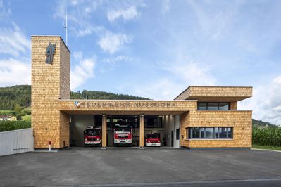 Bauherr:in: Gemeinde Nußdorf am Attersee / Freiwillige Feuerwehr Nußdorf am Attersee Architektur: neururer architekten zt gmbh