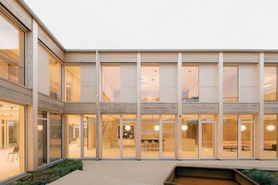 Bauherr:in: Windkraft Simonsfeld AG Architektur: jury troy architects Freiraumplanung: outside landschaftsarchitektur GmbH Tragwerksplanung: KPPK Ziviltechniker GmbH