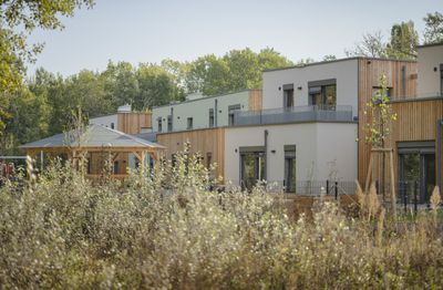 Bauherr:in: EBG - Gemeinnützige Ein- und Mehrfamilienhäuser Baugenossenschaft re / Wohnverein Biber*land Architektur: a-plus architekten zt-GmbH Freiraumplanung: LAND IN SICHT – BÜRO FÜR LANDSCHAFTSPLANUNG Tragwerksplanung: Hollinsky & Partner Ziviltechnikergesellschaft m.b.h.