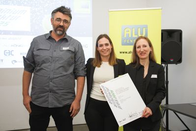 Aluminium-Architektur-Preis 2025: Preisverleihung Anerkennungspreis für nachhaltige Architektur: Arch. DI Yvonne Biering, cy architecture für das Projekt "das flash" Namen v. l. n. r.: Christian Kircher (AAP-2023-Gewinner, Smartvoll Architekten), Agnes Hartl (Aluminium-Fenster-Institut) und Arch. DI Yvonne Biering (cy architecture) (c) Aluminium-Fenster-Institut/APA-Fotoservice/Rastegar