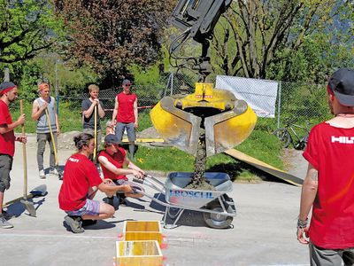 Baubeginn Mitte April 2015: 27 Studierende tatkräftig unterstützt von Walter Prenner, Verena Rauch und Wolfgang Pöschl realisieren in nur einem Monat den Rohbau.
