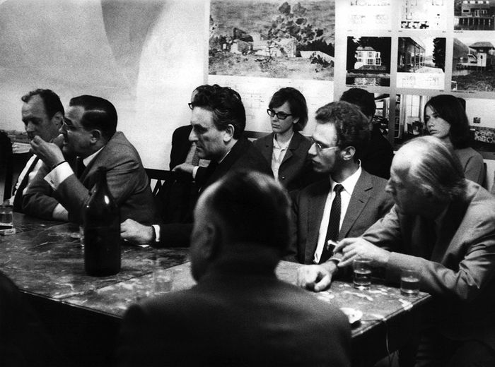 v.l.n.r.: Eugen Wörle, unbekannt, Sokratis Dimitriou, Andreas Fellerer, Wolfgang Windbrechtinger. [br]
Ausstellungseröffnung 'Max Fellerer' in der Blutgasse, April 67