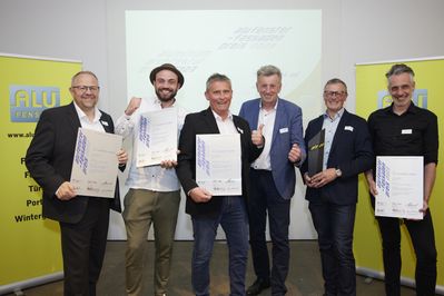 Gewinner ALU-SOMMER für DC3 Tower mit Architektenteam, Bauherrn und Aluminium-Profil-System-Anbieter. Personen vlnr: Günther Sturm Alukönigstahl, Aluminium-Profilsystem | Felix Reitberger, Greystar Austria, Bauherr | Anton Stifter + Hans Tritremmel + Roland Lehrner, alle Alu Sommer Gewinner des Alufenster-Fassadenpreises2023 | Vinzenz Dreher, Dietrich Untertrifaller Architekten