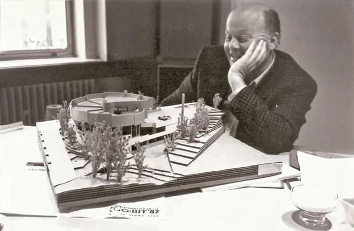 Christian Bartenbach mit dem Modell seines Bürohauses in Aldrans