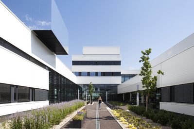 Wien; HOERBIGER Firmencampus; Bauherr_in: HOERBIGER Holding AG, Wien; Architektur: querkraft architekten, Wien; Freiraumplanung: Doris Haidvogl, Wien