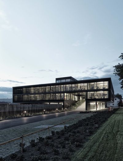 Headoffice Gebrüder Weiss Lauterach, Vorarlberg; Bauherr: Gebrüder Weiss GmbH Transport und Logistik; Architektur: Cukrowicz Nachbaur Architekten ZT GmbH, Bregenz; Freiraumplanung: Markus Cukrowicz Landschaften, Winterthur (CH)