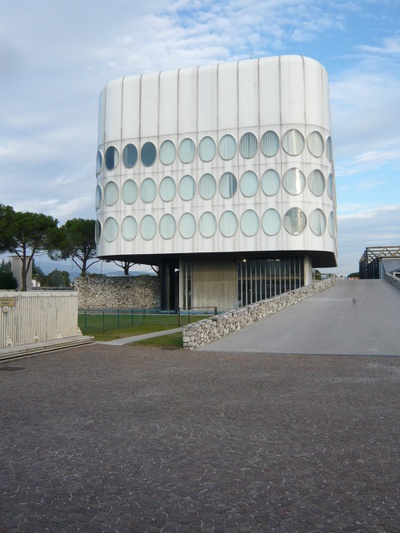 Bürogebäude der Möbelfabrik Snaidero von Angelo Mangiarotti in Manjano bei Udine